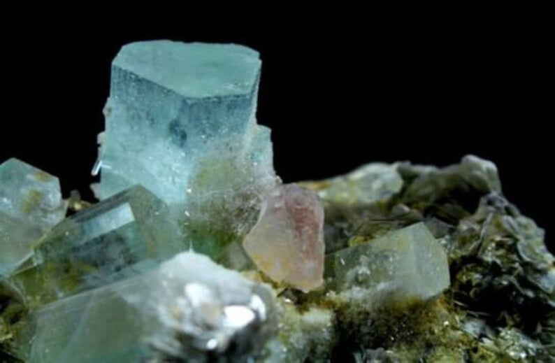 357 g Undamaged & Terminated Aquamarine Crystal Cluster with Pinkish Fluorite – Skardu, Pakistan