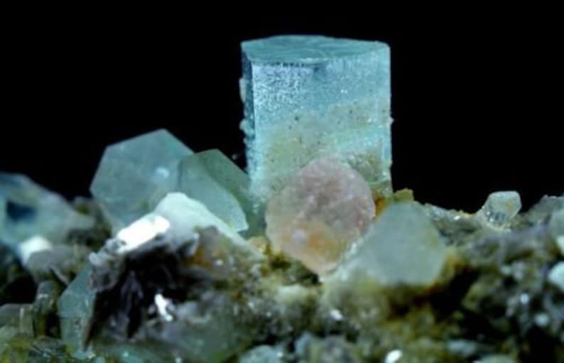 357 g Undamaged & Terminated Aquamarine Crystal Cluster with Pinkish Fluorite – Skardu, Pakistan