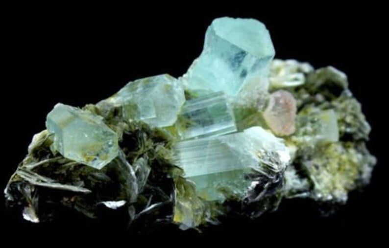 357 g Undamaged & Terminated Aquamarine Crystal Cluster with Pinkish Fluorite – Skardu, Pakistan