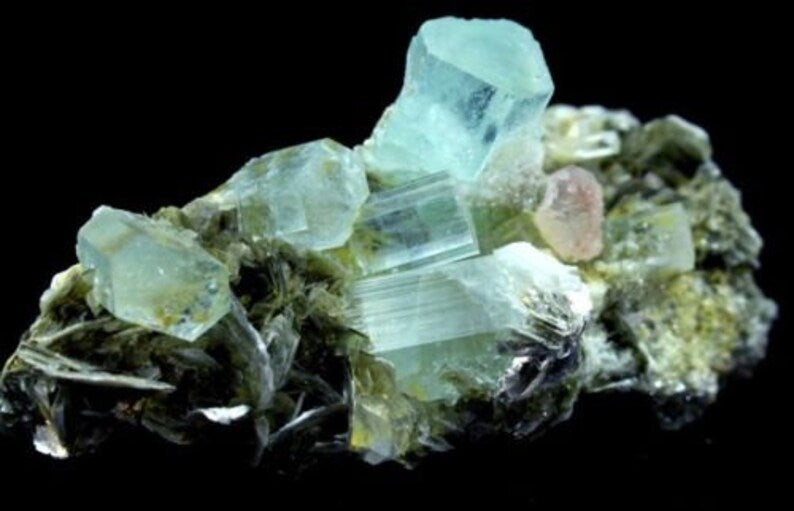 357 g Undamaged & Terminated Aquamarine Crystal Cluster with Pinkish Fluorite – Skardu, Pakistan