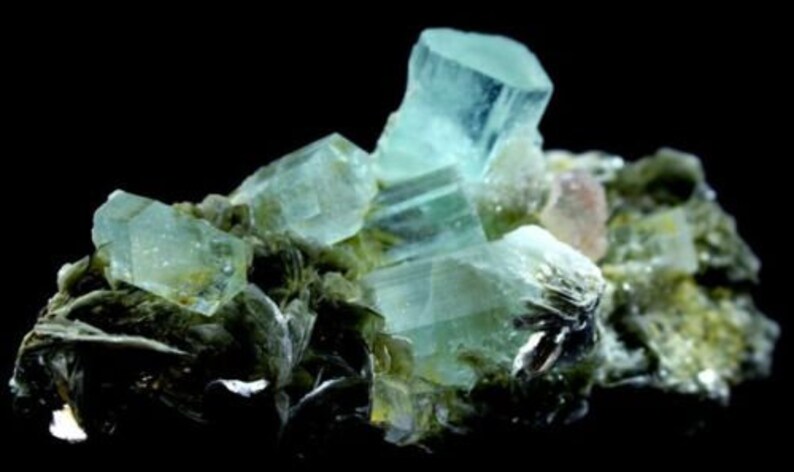 357 g Undamaged & Terminated Aquamarine Crystal Cluster with Pinkish Fluorite – Skardu, Pakistan