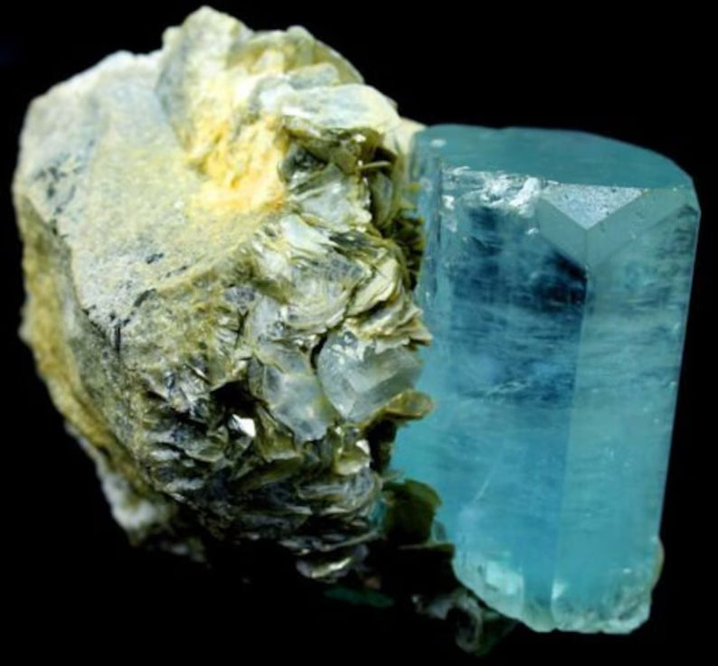 413 g DT Gem Grade Natural Light Blue Aquamarine Crystal on Matrix – Nagar (61 × 95 × 54 mm)